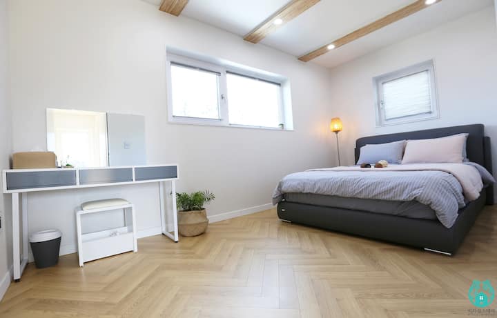 V priestrannej manželskej posteli môžete spať pohodlnejšie. ~ ~ Nachádza sa tu aj toaletný stolík.