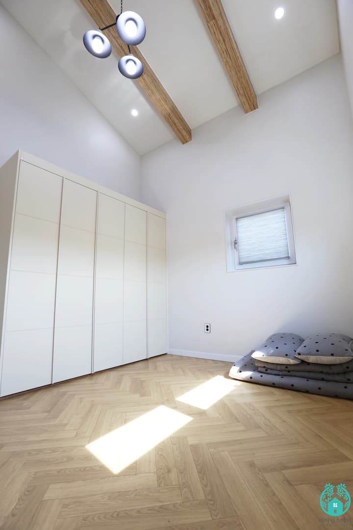 Otvorená izba s vysokým otvoreným stropom je priestranná ondolová izba.Je veľmi vysoká, ale na fotke sa nezobrazuje ~ K dispozícii je poschodový dvor pre dvoch ^ ^