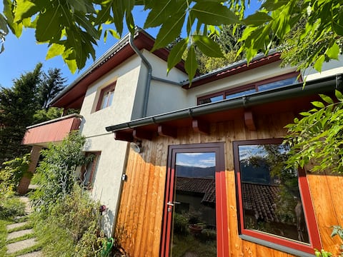 Erfolgreiche Airbnb-Immobilie: House with lakeview next to the woods in Steindorf Am Ossiacher See
