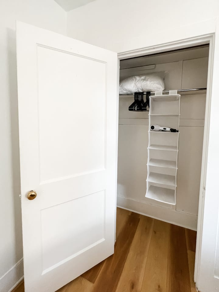 大衣柜，配备衣架和悬挂组织者