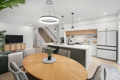 Modern 3BR Townhouse | Free Parking | Mirabel