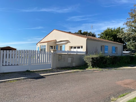 Charming House 15 minutes from the beaches "Nos Pierres"