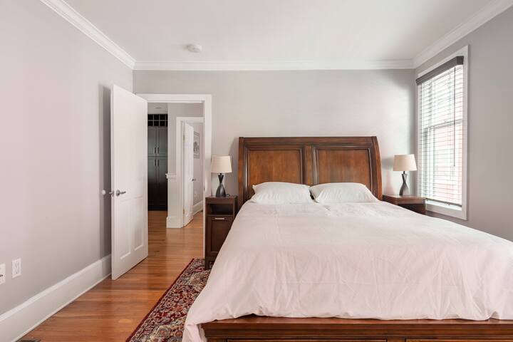 Luxury Cambridge Apartment with Driveway Parking gallery image 4