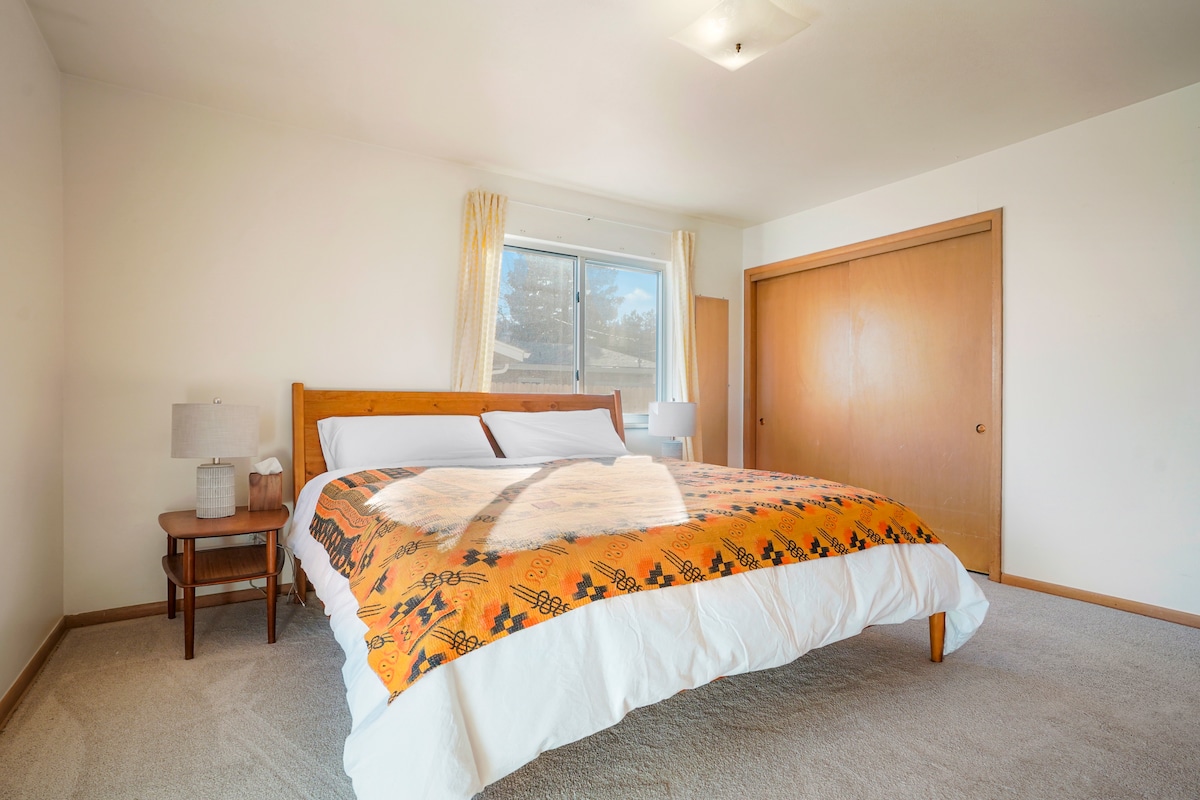 ห้องนอนใหญ่เตียงคิงไซส์