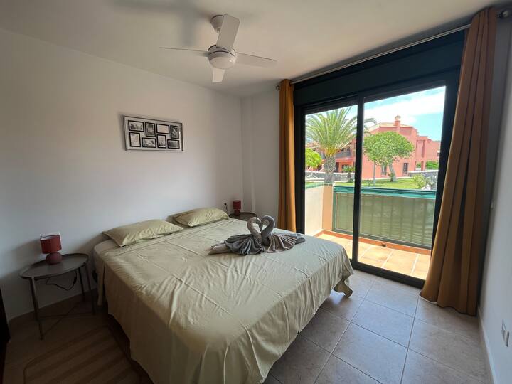 ห้องนอนพร้อมเตียงคู่ 1 หลัง + ระเบียงริมถนน