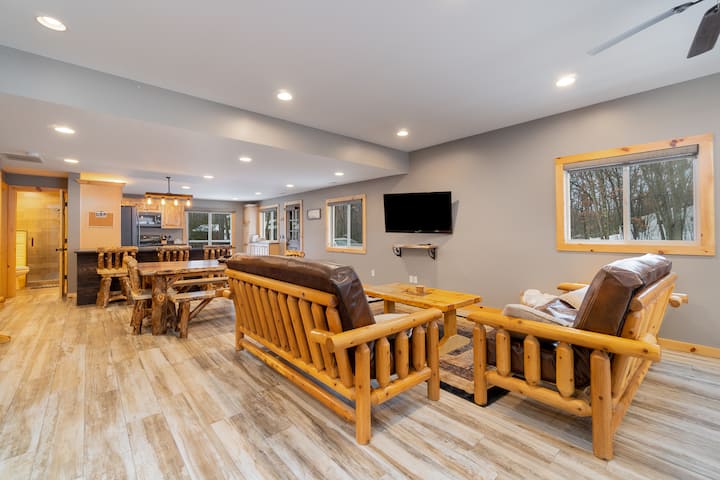Larkin's Cabin | Cozy Pet & Family Friendly!