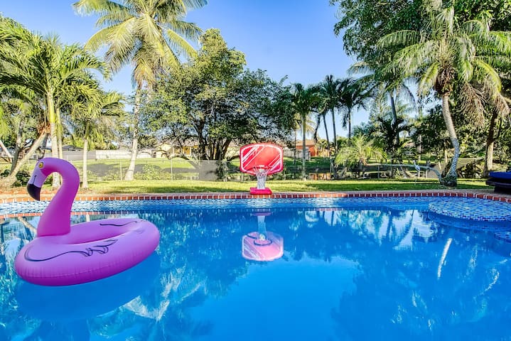Tropical Oasis with Heated Salt Water Pool & Bar!