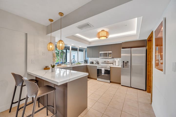 Tropical Oasis with Heated Salt Water Pool & Bar! gallery image 2