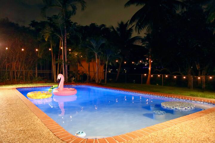 Tropical Oasis with Heated Salt Water Pool & Bar! gallery image 5