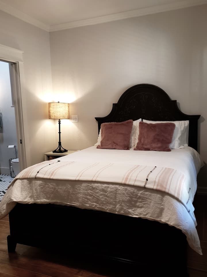 Queen ‑ ის საწოლი ლუქს-კლასის თეთრეულით მე ‑ 2 საძინებელში, რომელიც აღჭურვილია სააბაზანოთი.