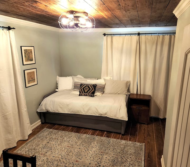 Სასტუმრო ოთახი №3, ორადგილიანი საწოლი გამოსაწევი საწოლით. Ასევე, ხელმისაწვდომია გვერდითი ვერანდა, რომელიც საზიაროა სხვა საძინებელთან.