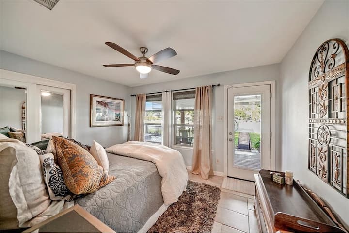 Queensize slaapkamer (1) heeft uitzicht op het meer en toegang tot het benedendek vanuit de slaapkamer.