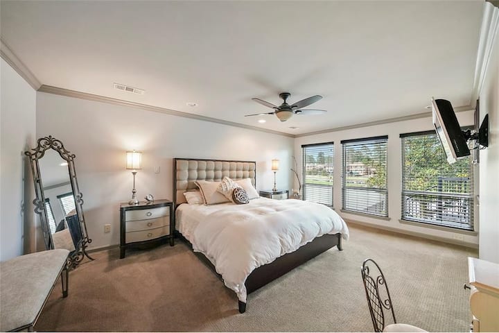 Kingsize bed in de hoofdslaapkamer op de tweede verdieping.  Flatscreen smart-tv voor het slapen gaan.  