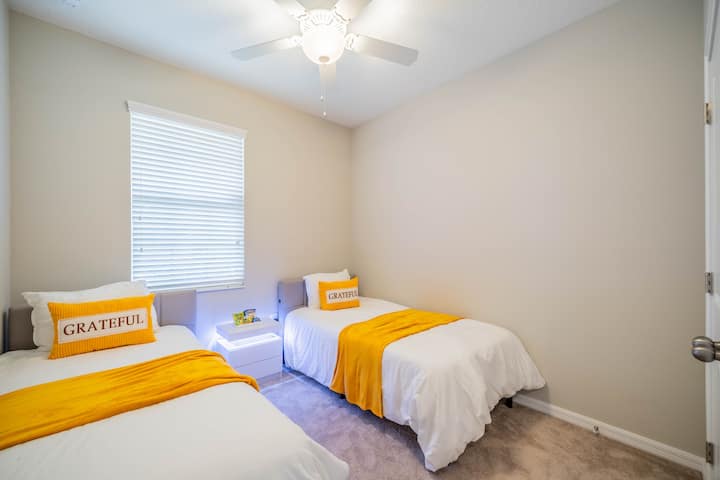 Спална соба 3 со 2 единечни кревета