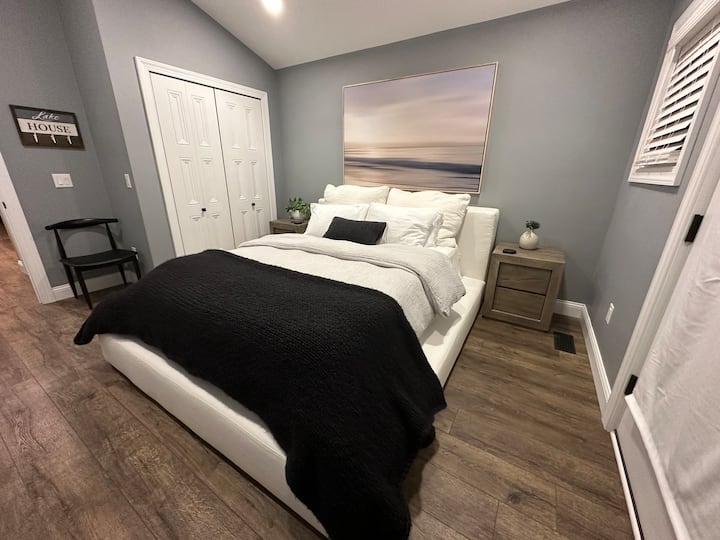 นี่เป็นห้องพักอีกห้องที่อยู่บนชั้นหลักและเราสัญญาว่านี่เป็นเตียงที่สะดวกสบายที่สุดที่คุณอาจได้สัมผัส ห้องนี้มีทางออกส่วนตัวที่นำไปสู่ด้านหน้าของบ้านและมีเฟอร์นิเจอร์ครบครันพร้อมทีวีเช่นกัน 