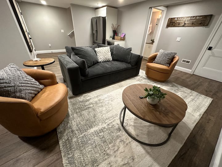 พื้นที่สังสรรค์ระดับล่างของเราเป็นพื้นที่ที่สมบูรณ์แบบสำหรับผู้ใหญ่และเด็กๆที่จะเล่น Mrs. PacMan มีคืนดูหนังบนทีวีขนาด 75 "หรือพักผ่อนจากแสงแดด  โซฟาตัวนี้ยังเป็นโซฟาปรับนอนขนาดควีนไซส์และขนาบข้างด้วยเก้าอี้หนังนุ่ม 2 ตัว 