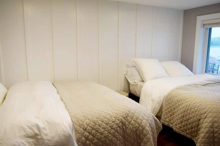 ห้องนอนชั้นล่างนี้มีเตียงควีนไซส์ 1 เตียงและเตียงใหญ่ 1 เตียงนอนได้ 4 คน  วิวทะเลสาบโดยตรง 