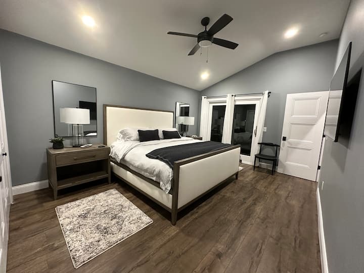 ตื่นแต่เช้าหรือนอนในที่พัก? การตัดสินใจที่ยากลำบากเมื่อนอนในห้องนอนใหญ่สุดหรูพร้อมเตียงคิงไซส์  ห้องนี้มีประตูบานเลื่อนไปยังดาดฟ้า ใช่นั่นคือทะเลสาบและคุณจะได้เพลิดเพลินกับมันในวินาทีที่คุณตื่นขึ้นมา  นอกจากนี้ยังมีสมาร์ททีวีขนาด 55 นิ้วในห้องนี้ 