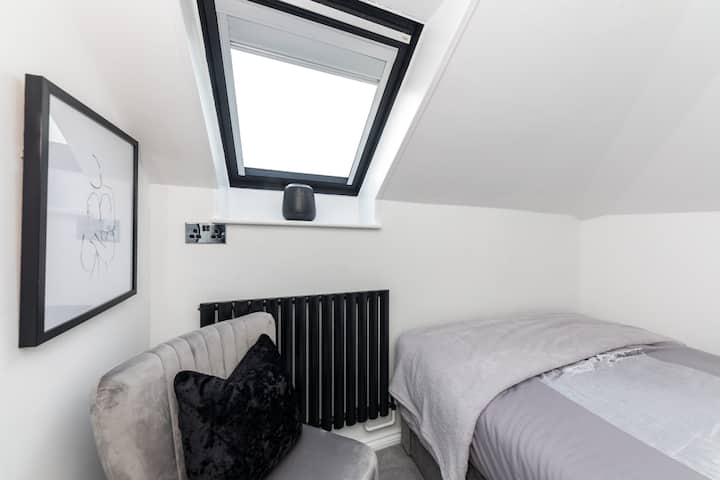 Dormitorio 2: dormitorio doble relajante con ropa de cama, toallas y persianas opacas.