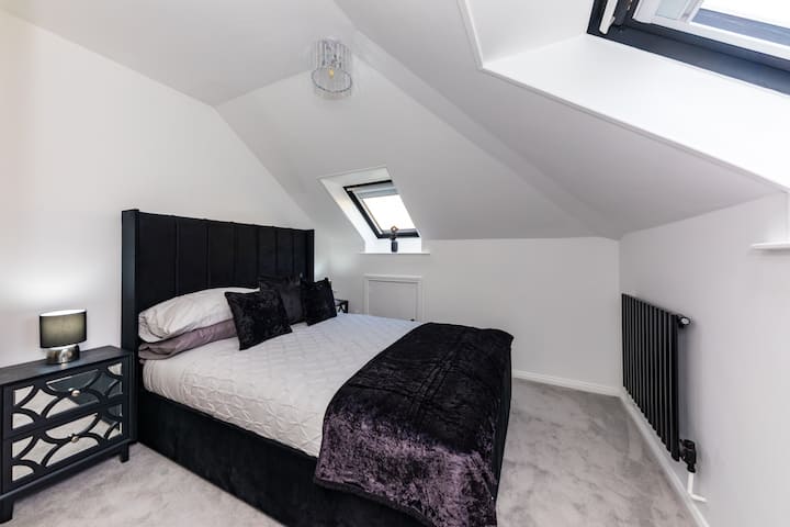 Dormitorio 1: cómoda cama doble con ropa de cama fresca, vestidor, toallas y persianas opacas.