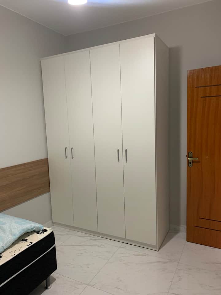 Chambre 3 avec 1 lit simple, 3 matelas et 1 placard