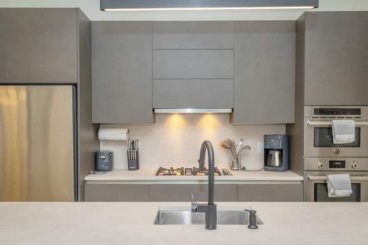 Designer Modern Lux 3bed Condo Minutes to Times Sq