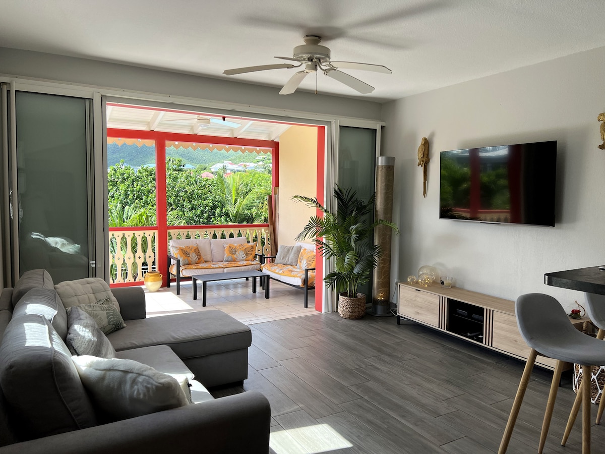 Vrlo lijep dnevni boravak okrenut prema jugu s pogledom na privatni bazen, veliki TV zaslon s brzim internetom, međunarodnim kanalima i aplikacijom za streaming