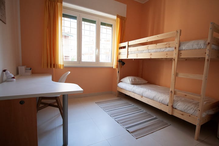 Segundo dormitorio con pañuelos de trabajo