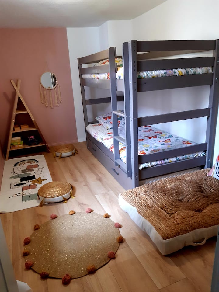 2階のベッドと引き出し式のベッドは、シングル3名様でご利用いただけます。