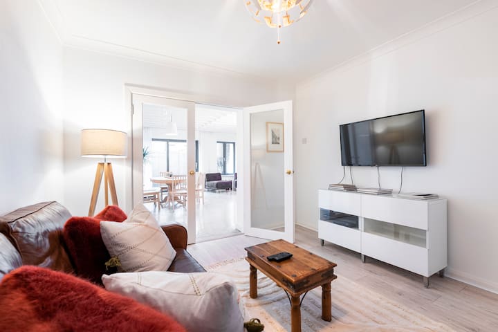 Fab 3 Double Bedrooms 1.5 Bathroom Beside the Park