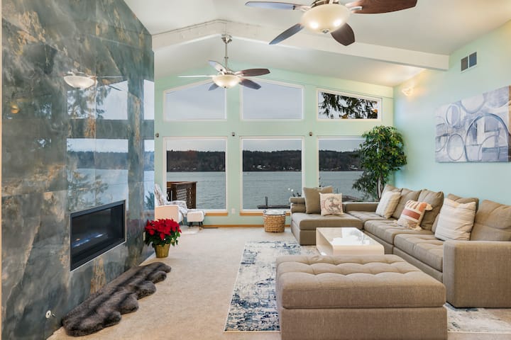 Waterfront + Mt Rainier Views | 4 Decks, Games - Bainbridge Island, WA
