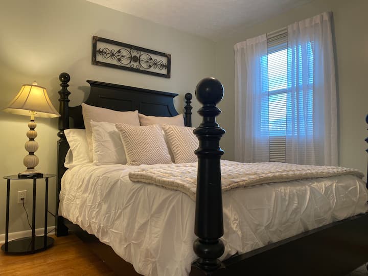 غرفة النوم 2، الملكة