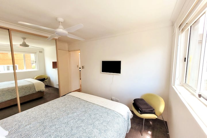 ห้องนอนใหญ่พร้อมทีวี