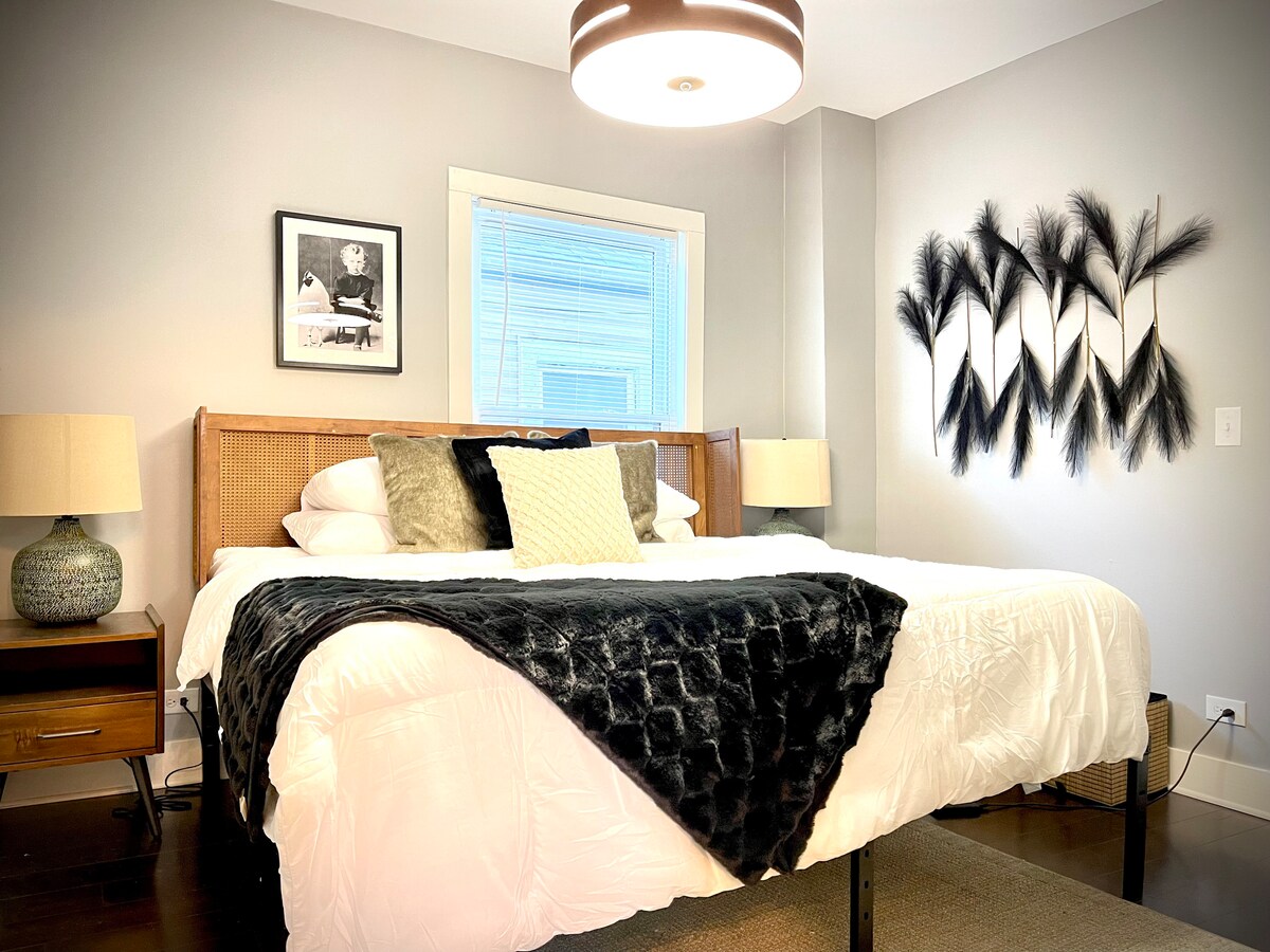 ห้องนอนที่ 1 เตียงคิงไซส์ชั้น 1