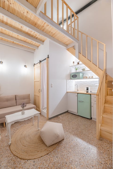 Popular Airbnb listing: Stoa Kairi Loft A in ΕΜΠΟΡΙΚΟ ΚΕΝΤΡΟ