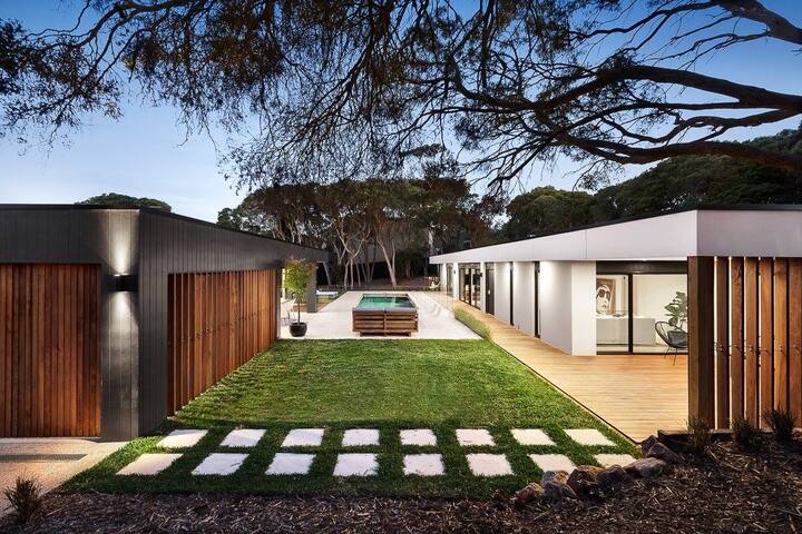 Luxury Beach Villa gallery image 2