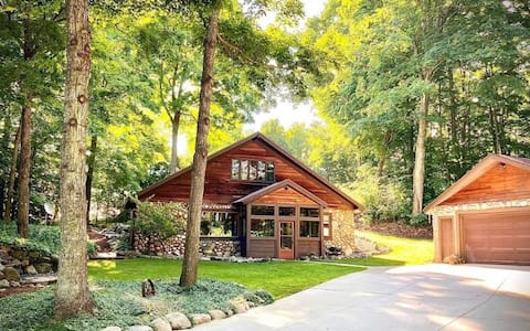 4 Bedroom Rustic and Secluded Cabin. Dogs Welcome!