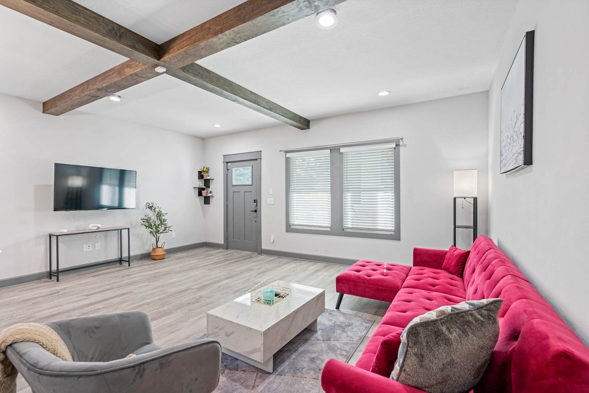 Top Airbnb: Modern Home Downtown | FairGrounds | Sleeps 10! in V.M. Ybor