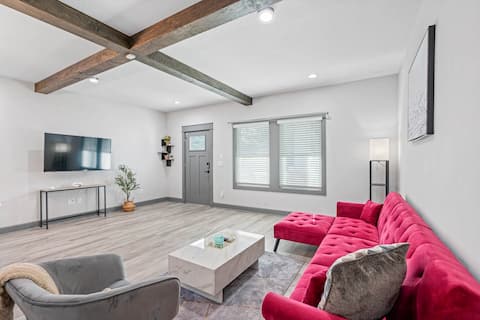 Top Airbnb: Modern Home Downtown | FairGrounds | Sleeps 10! in V.M. Ybor