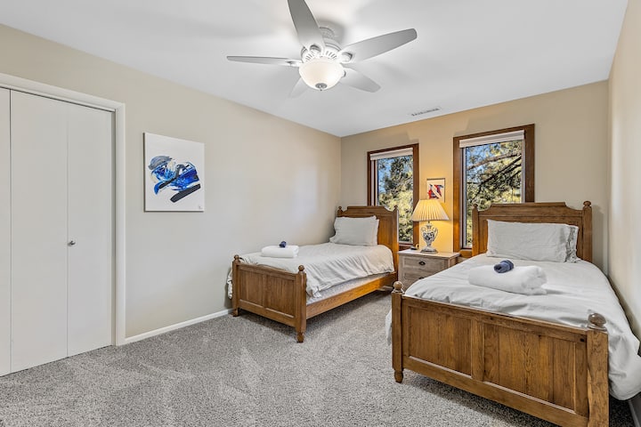 Third bedroom with two twin beds.