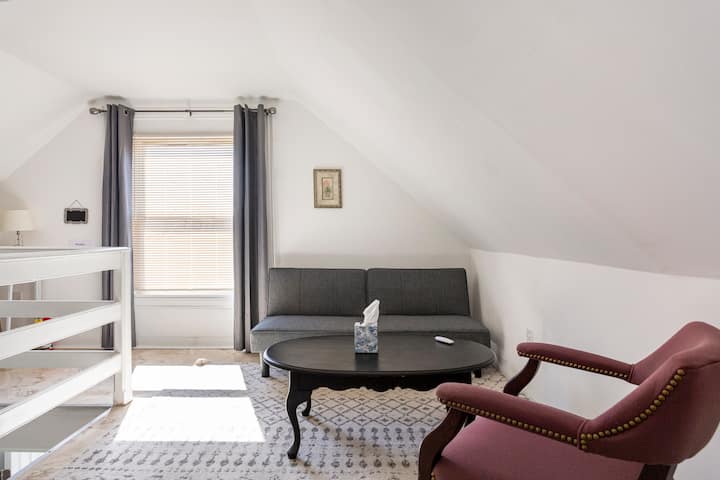 Roshani ya ghorofa ya 3 ya kujitegemea/ Eneo la sebule lenye Futon