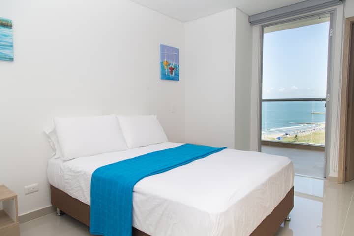 Salida al balcón con vista al mar y a la playa!