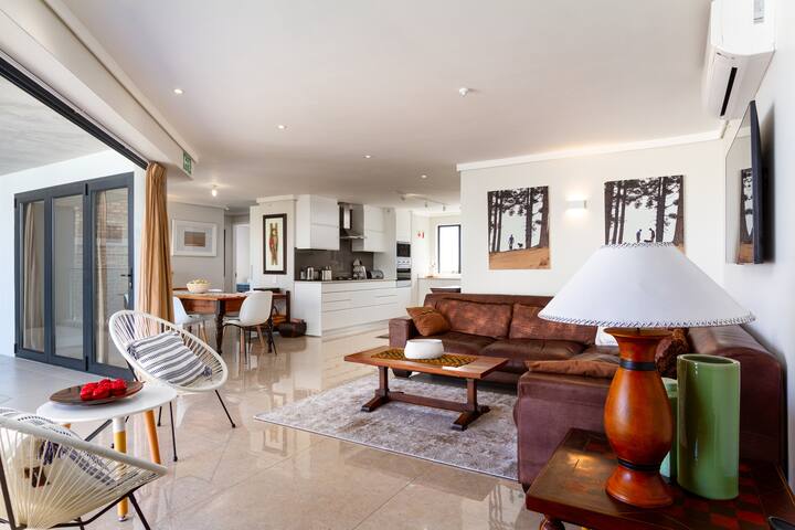 Modern 3 Bedroom Apartment gallery image 2