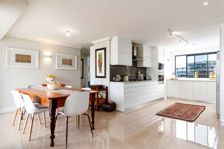 Modern 3 Bedroom Apartment gallery image 5