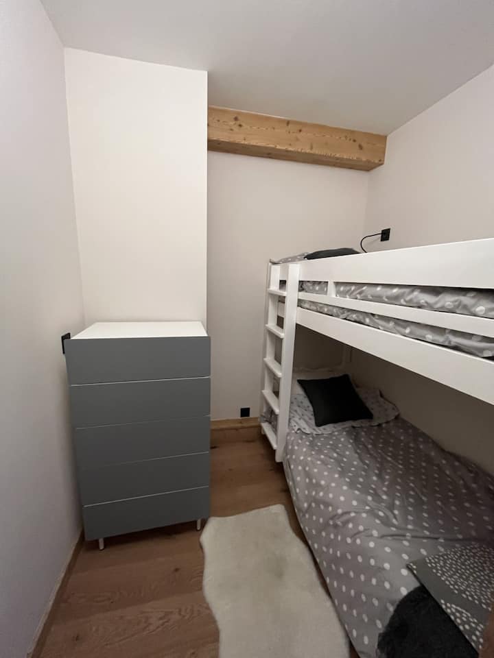 trobelės kambarys su dviaukšte lova