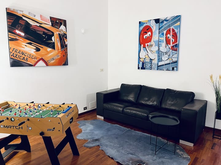 Veľký relaxačný priestor s umeleckými detailmi, pohodlnou koženou pohovkou (manželská posteľ), 50-palcovým 4K inteligentným televízorom so službami Amazon Prime Video, Netflix, YouTube atď. a stolným futbalom. Všetko, čo potrebujete na príjemné večery.
