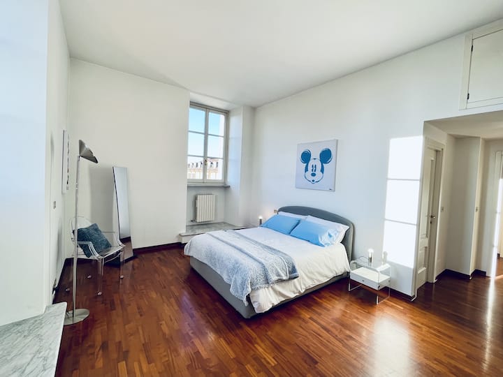 „Modrý“ apartmán s manželskou posteľou a vlastnou kúpeľňou so sprchovacím kútom. Nachádza sa na rohu, má dve veľké okná a ponúka úchvatný 270-stupňový výhľad na nádherné námestie Piazza Statuto vrátane pamätníka Traforo del Frejus a na centrum Turína.