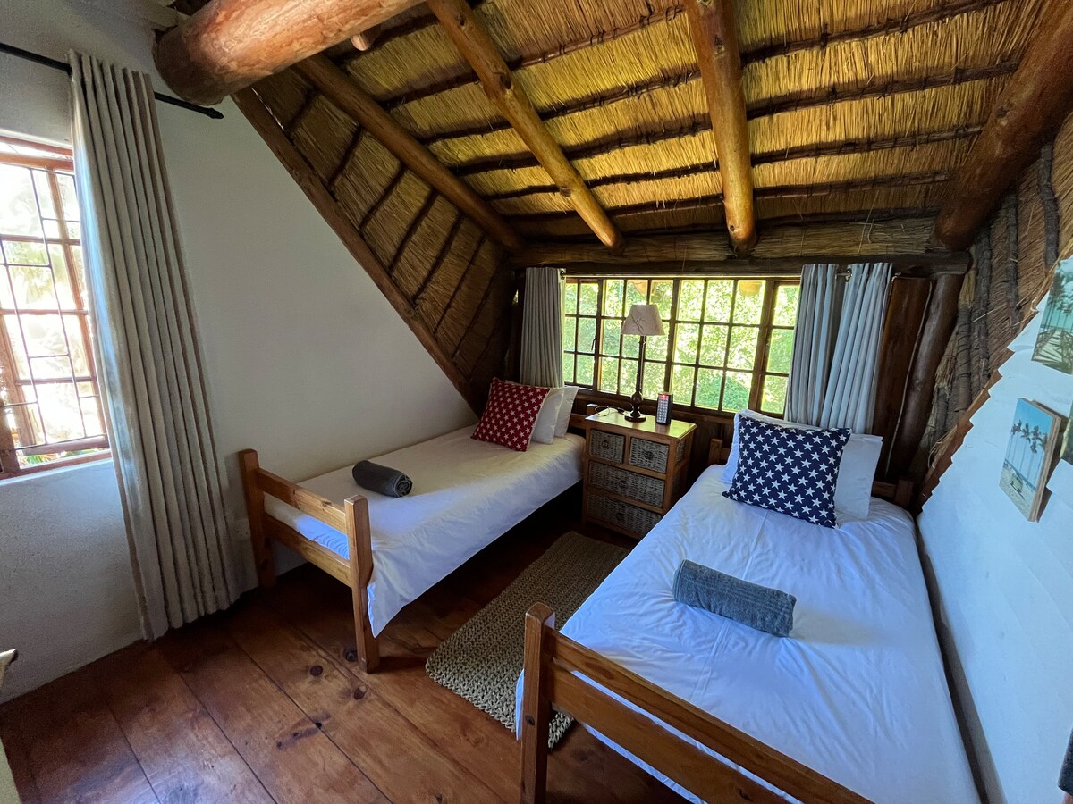 חדר שינה זוגי נוח למעלה.