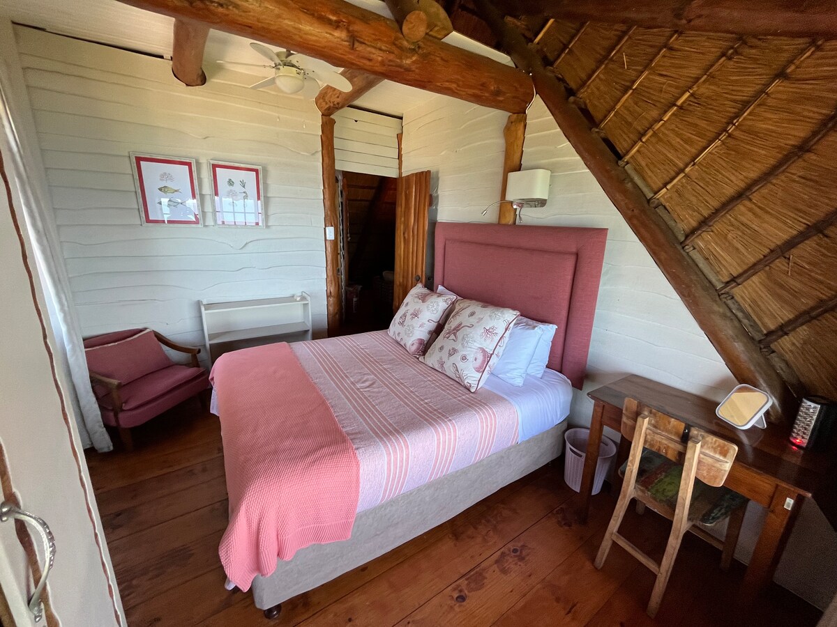 בוקר טוב במיטת קווין סייז, השוכנת בגבולות הנעימים של חדר השינה שלכם. כשאתם מתעוררים, אתם מתקבלים בברכה על ידי הצליל המרגיע של גלי האוקיינוס ומתייחסים לנופים פנורמיים עוצרי נשימה מכל חלון.