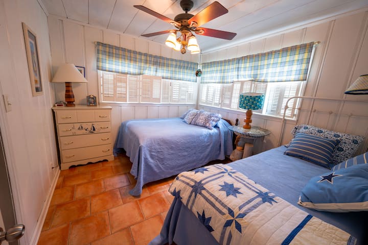 חדר שינה עם מיטות זוגיות מלאות.